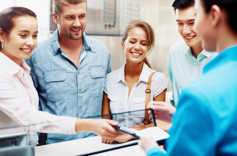 Khách hàng hài lòng tương tác với nhân viên cửa hàng, thể hiện sự tận tâm và dịch vụ xuất sắc.