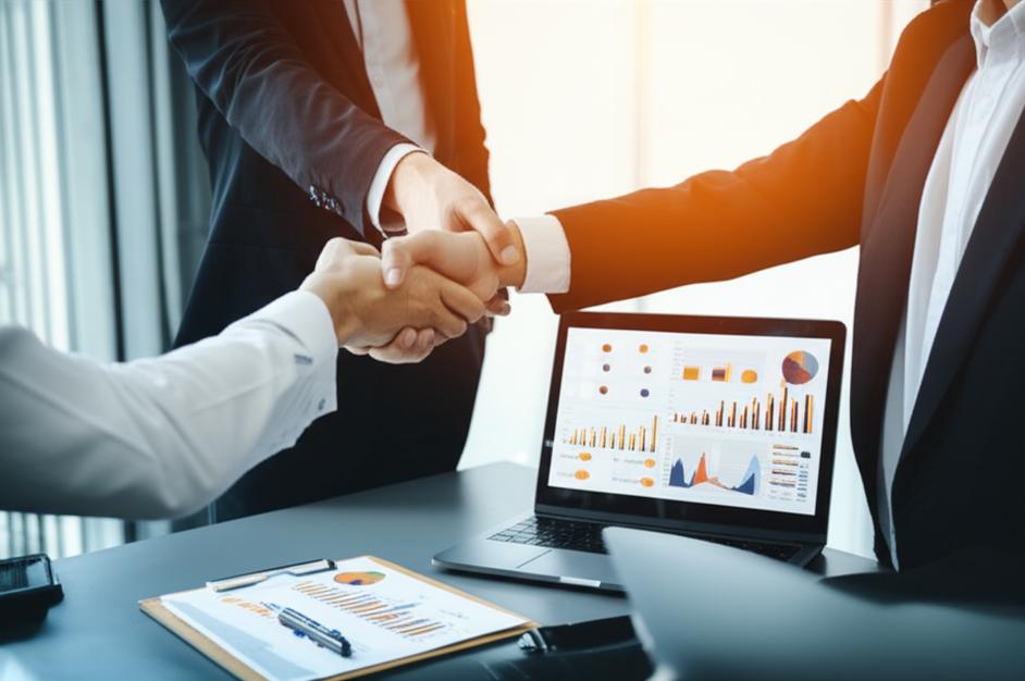 Đàm Phán Nợ: Nghệ Thuật Giành Lợi Thế & Giải Pháp Toàn Diện Cho Doanh Nghiệp 4 Doanh nghiệp đàm phán thành công với chủ nợ, đạt thỏa thuận tài chính.