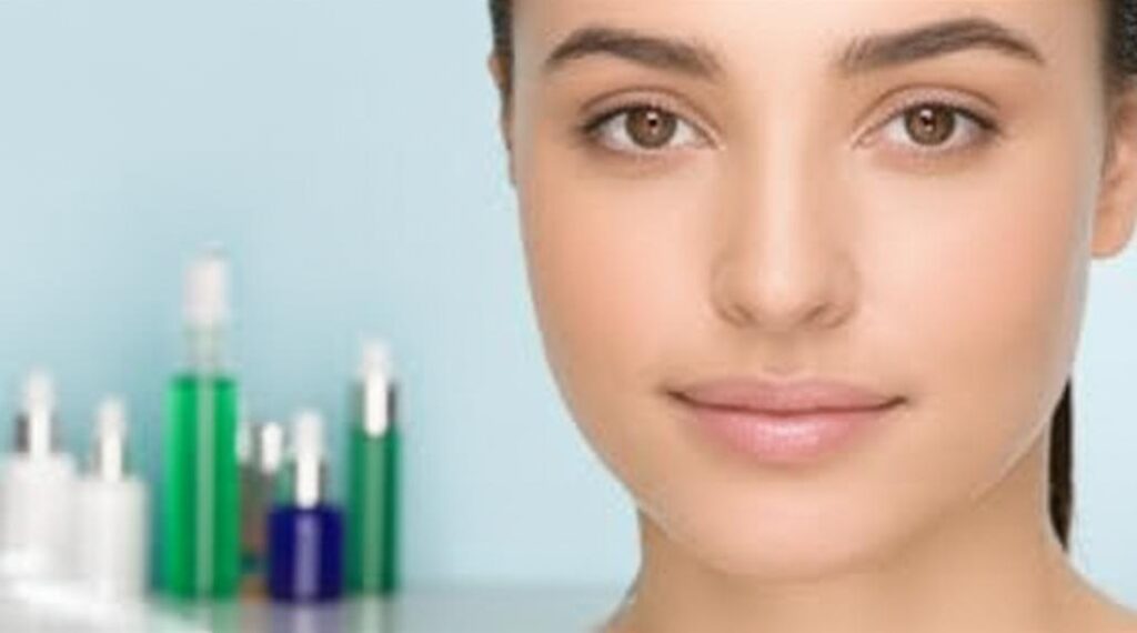 Cận cảnh gương mặt tươi trẻ với làn da rạng ngời, sản phẩm chăm sóc da tinh tế.