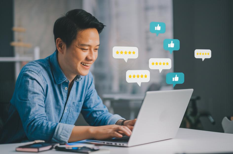Minh họa người trả lời email chăm sóc khách hàng, với phản hồi tích cực.