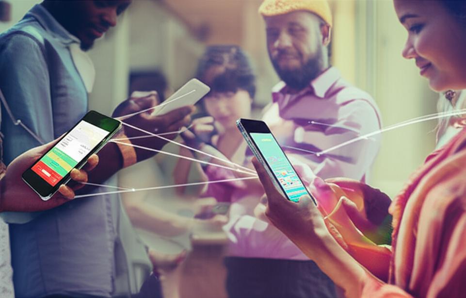 Người dân sử dụng điện thoại thông minh để tiếp cận dịch vụ tài chính nhờ Fintech.