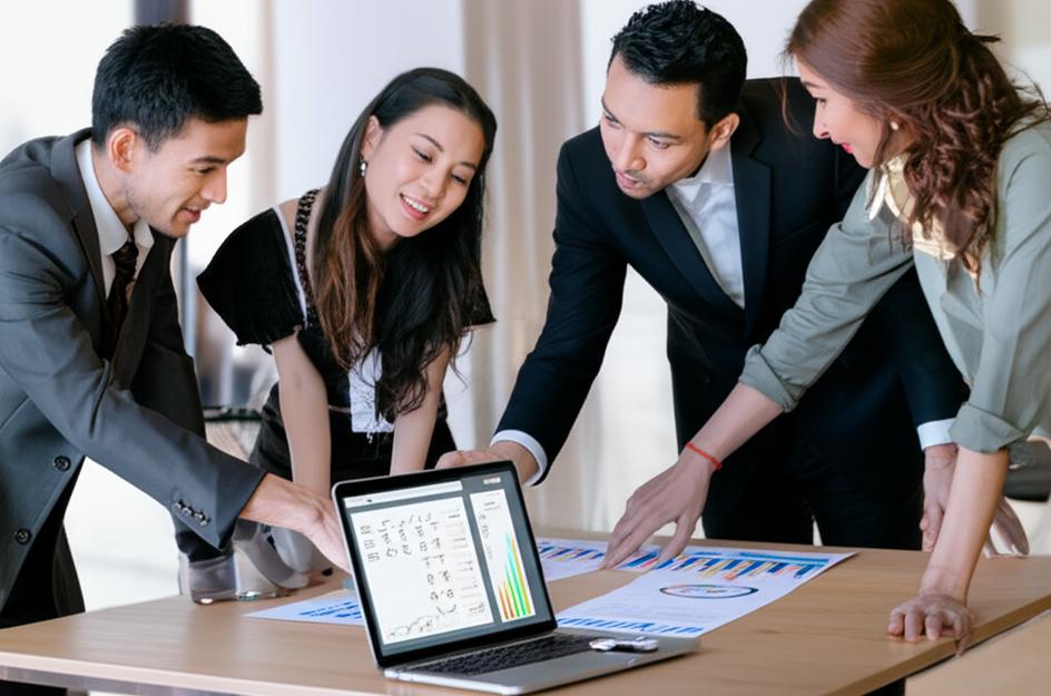 Nhóm chuyên gia kinh doanh hợp tác giải quyết vấn đề phức tạp với sự hỗ trợ của phần mềm Ebiz.