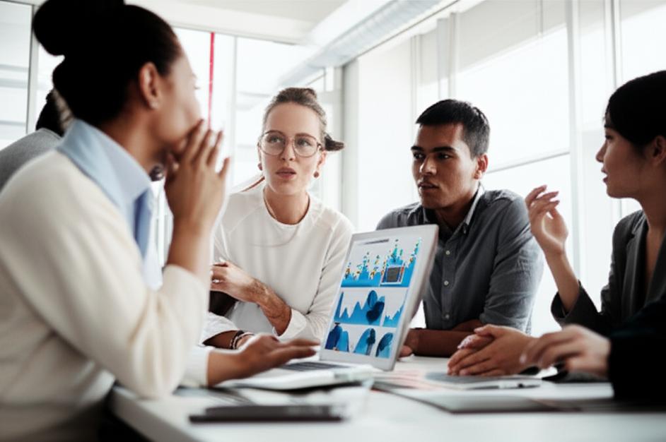 Cuộc trò chuyện hiệu quả tại văn phòng, thể hiện sự lắng nghe và hợp tác.