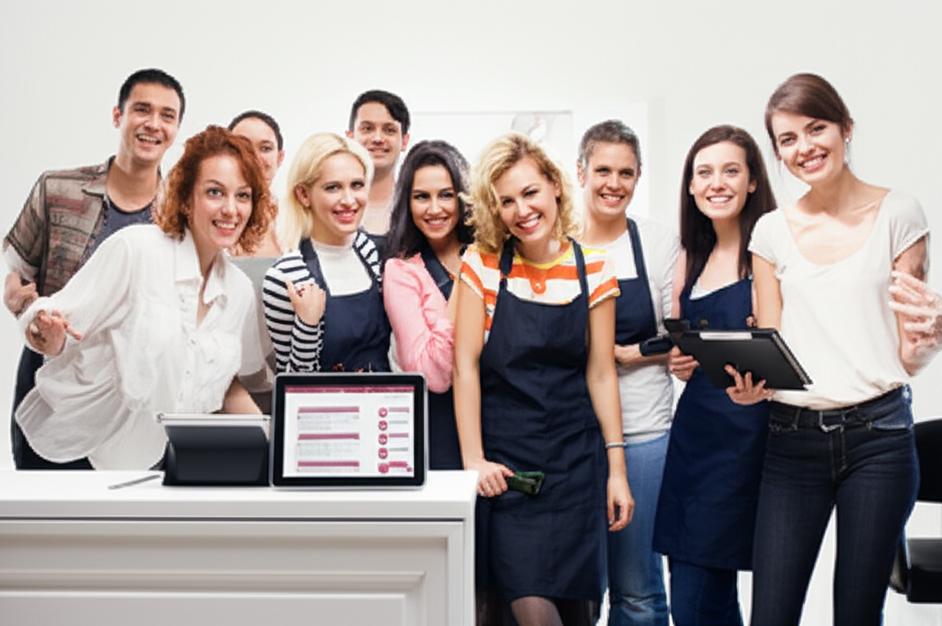 Phần mềm bán hàng offline 1 Không gian salon tóc hiện đại, chuyên nghiệp với khách hàng và thợ làm tóc đang làm việc.