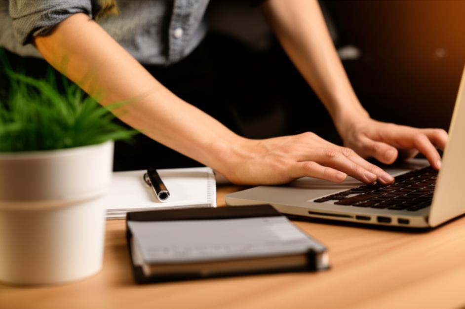 Bí Quyết Nâng Tầm Sự Tận Tâm: Hướng Dẫn Chi Tiết Giúp Bạn Thành Công 5 Bàn làm việc ngăn nắp, biểu trưng cho sự tận tâm.