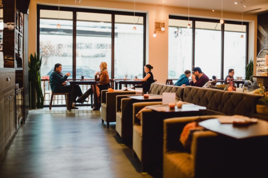 Không gian quán cafe ấm cúng, nơi mọi người thư giãn và kết nối.