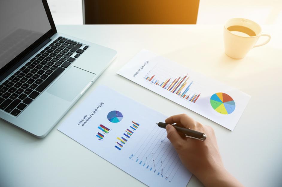 Người quản lý tài chính cá nhân tại bàn làm việc, với các công cụ hỗ trợ và ánh sáng ban mai tượng trưng cho sự rõ ràng và hy vọng.