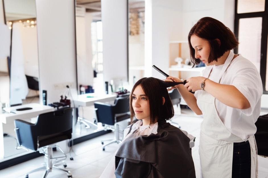 Không gian studio tóc hiện đại, sang trọng với chuyên gia làm tóc.